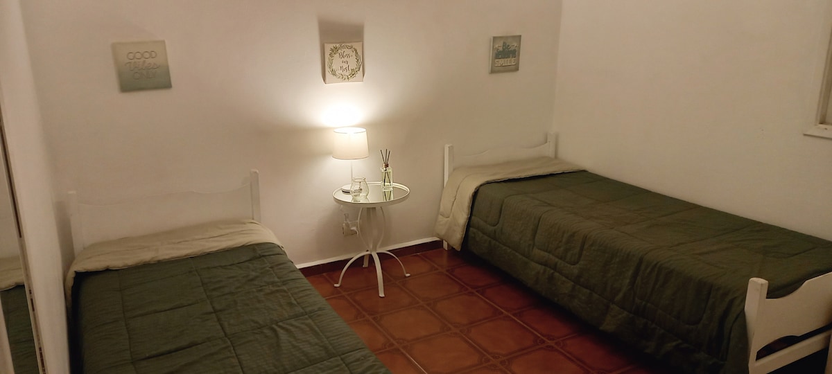 Soba s 2 kreveta za jednu osobu , noćnim ormarićem,  ogledalom pune dužine i stropnim ventilatorom.
U spavaćoj sobi nema klima-uređaja, već samo stropni ventilator.