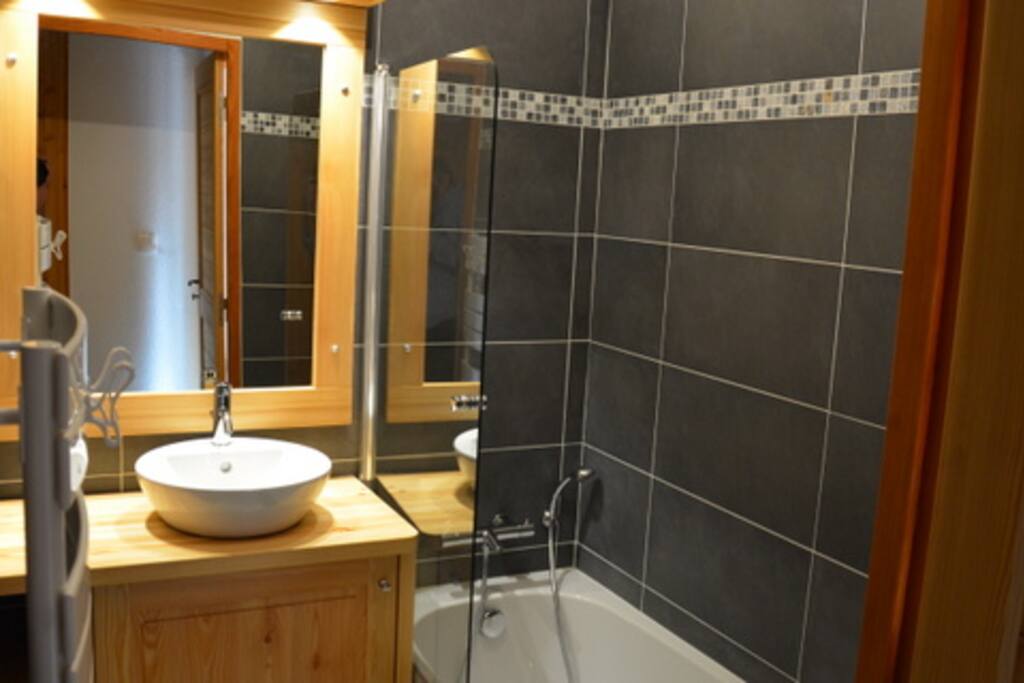 Salle de bain avec douche et baignoire