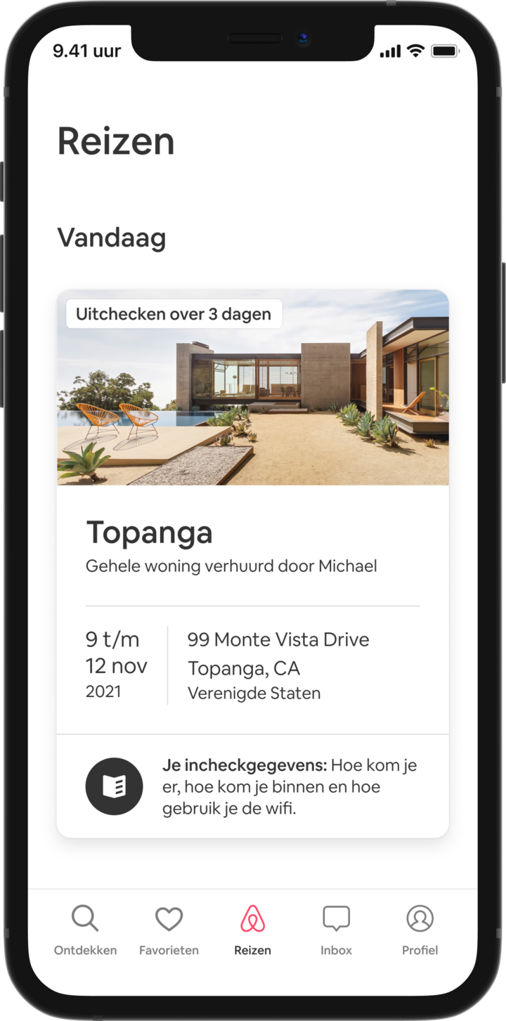 Een mobiele telefoon toont het reistabblad van een gast waarop een aanstaande reis wordt weergegeven. Onder het kopje 'Vandaag' staat een afbeelding van een A-woning met daaronder informatie over de boeking van de gast: de naam van de advertentie, de naam van de host, het adres en de datums van de reis. Aan de onderkant van het scherm is er een knop waarop staat "Je aankomstgegevens. Hoe je er komt, hoe je binnenkomt en hoe je wifi gebruikt."