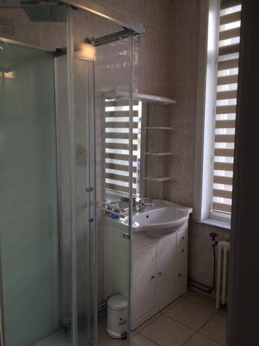 Cabinet de toilette avec douche