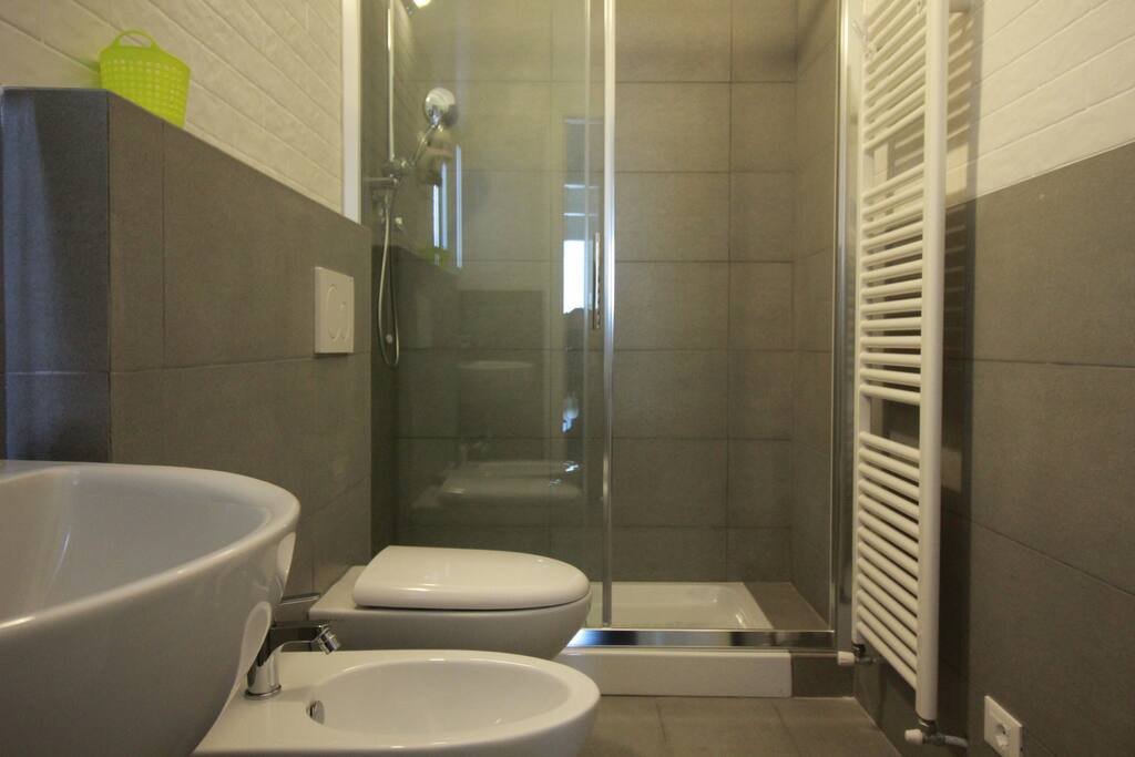 bagno con box doccia e phon