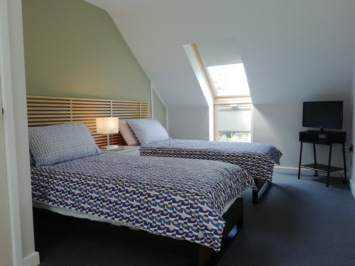 Dormitorio doble que se puede convertir en una cama súper king, también un vestidor y TV 