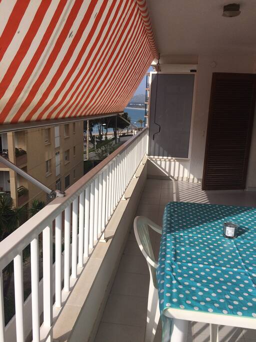 Toldo y vistas al mar