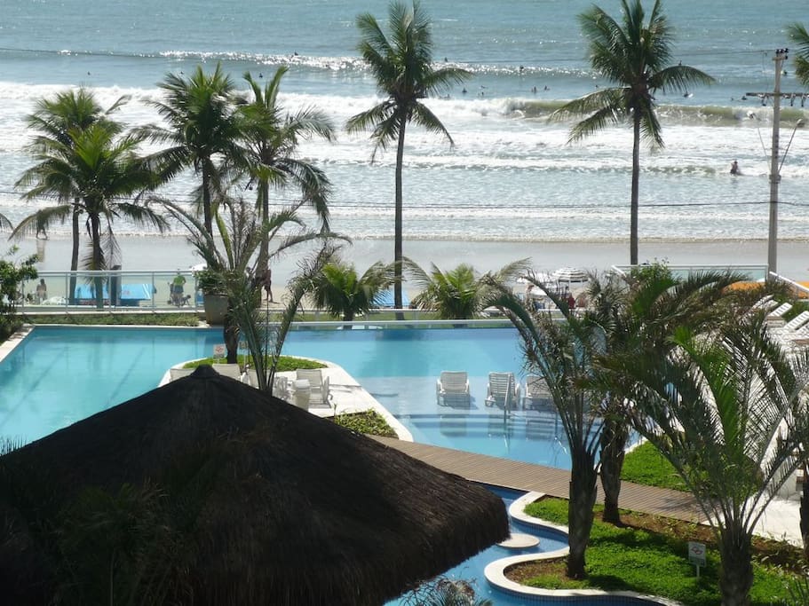 Um Resort à Beira Mar.
Academia , Quadra de tênis , sauna , brinquedoteca , sala de jogos.