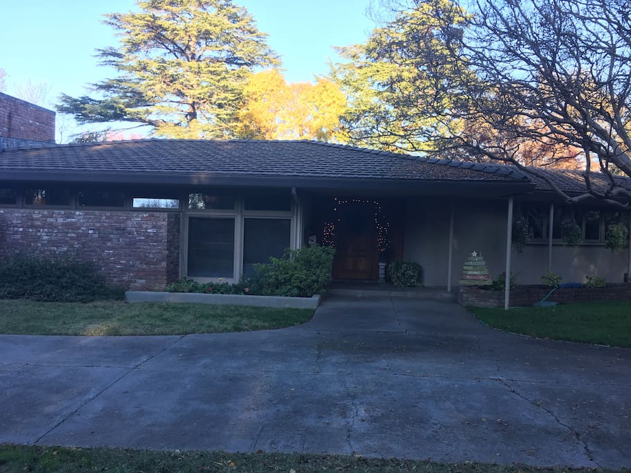 Ohana Hui family home. Long circular driveway with ample parking.