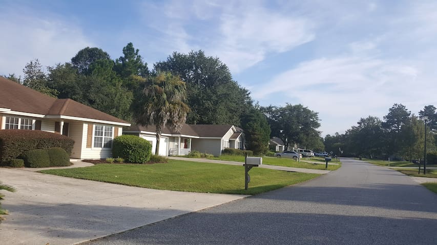 NICE HOUSE PRIVATE SUBDIVISION JUST 12 MILES-BEACH