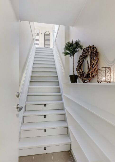 Be aware that there are double staircases here.