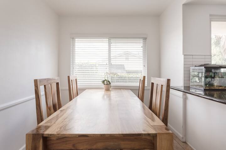 Mid Century Modern Home in Great Location gallery image 4