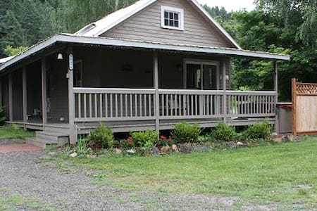 The Old Homestead Nightly Rental - Easy Access!