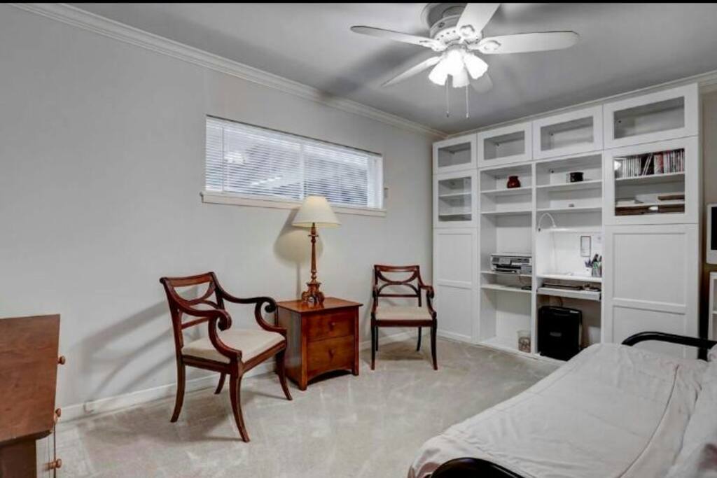 Second bedroom with futon bed.