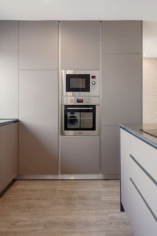 Spectacular 4 Bedroom Apt in the Heart of Oporto gallery image 2