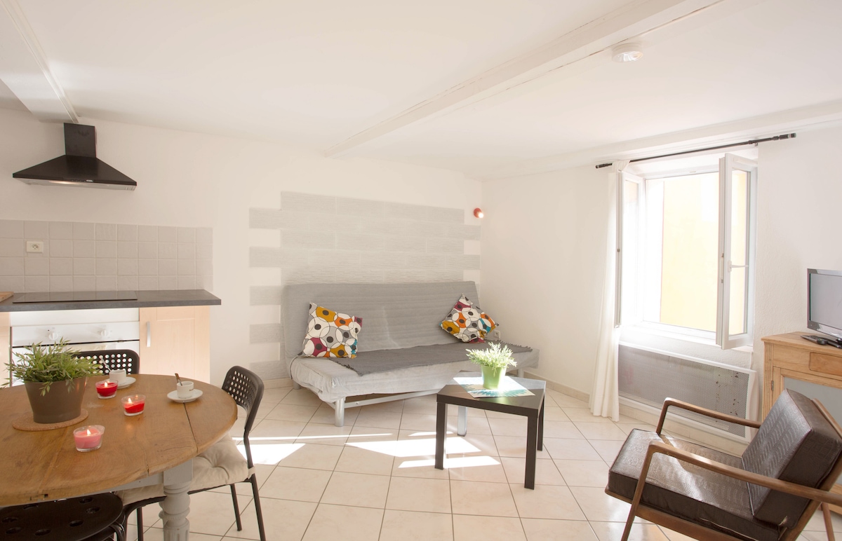 Top performing Airbnb: Cozy 2-bedroom in the heart of Bandol!Beaches on foot! Air-conditioning in Bandol