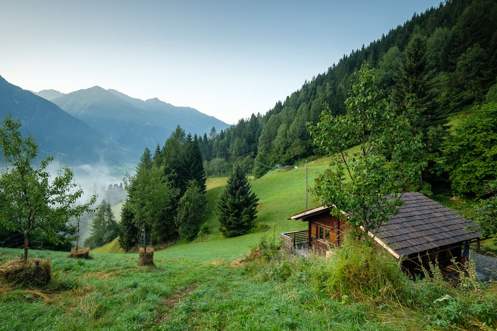 Talblick.
Die Almhütte liegt in Alleinlage etwa 200m vom alten Bauernhaus entfernt.
