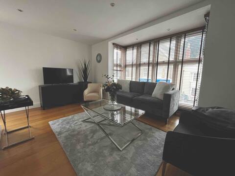 Chic Central Windsor. 2 bedrooms. Private Parking.
