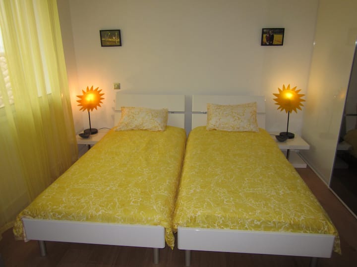 Dormitorio con 2 camas, 90