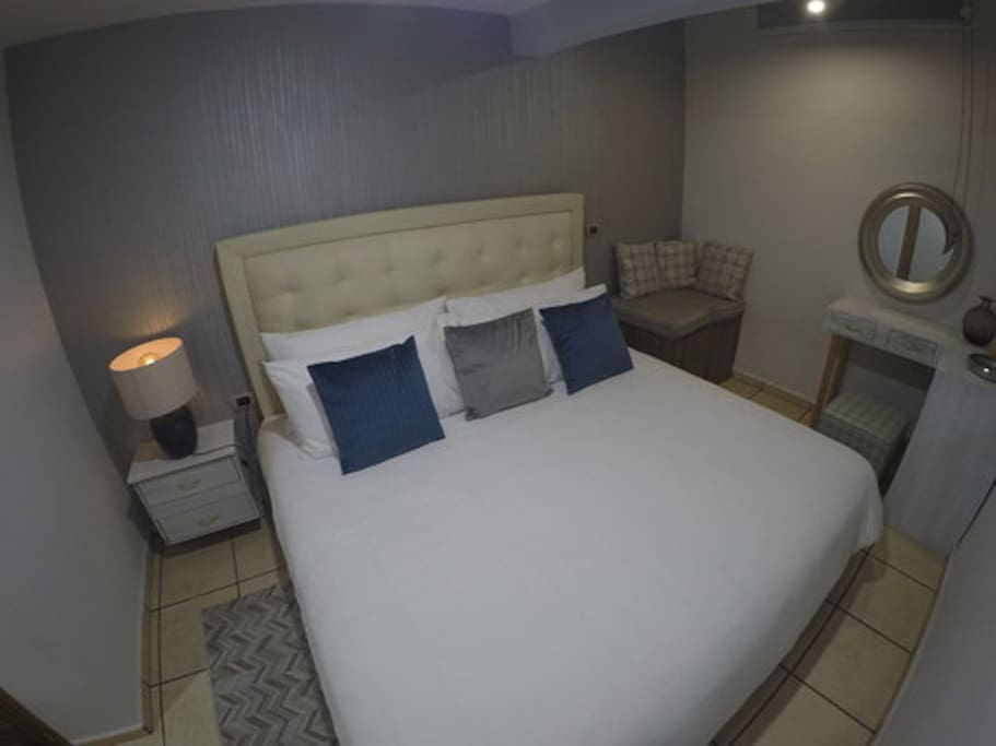 la habitación mas amplia del departamento, cuenta con closet y con su propia tv.