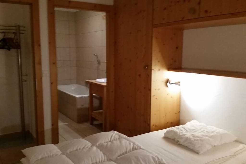 Salle de bain privée pour chambre principale