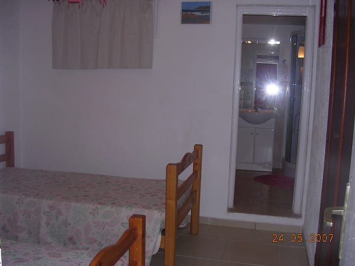 спална соба и туш кабина во задниот дел