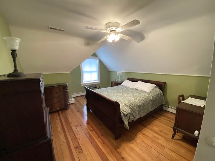 Chumba cha kulala cha ghorofa ya 3 kinachoelekea Jackson Street na kitanda cha malkia