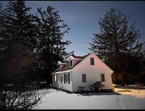 Charming two bedroom cottage underneath the pines.