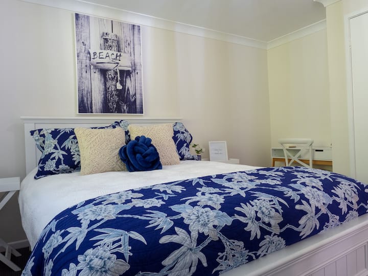 Beautifully styled main bedroom - Hotel quality queen size pillow top mattress, designer linens, soft natural light ...
all makes for a perfect nights sleep!
