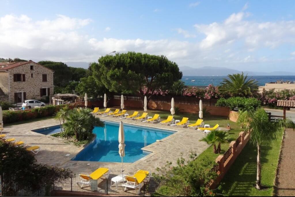 Vue sur la piscine et la mer à 30m
