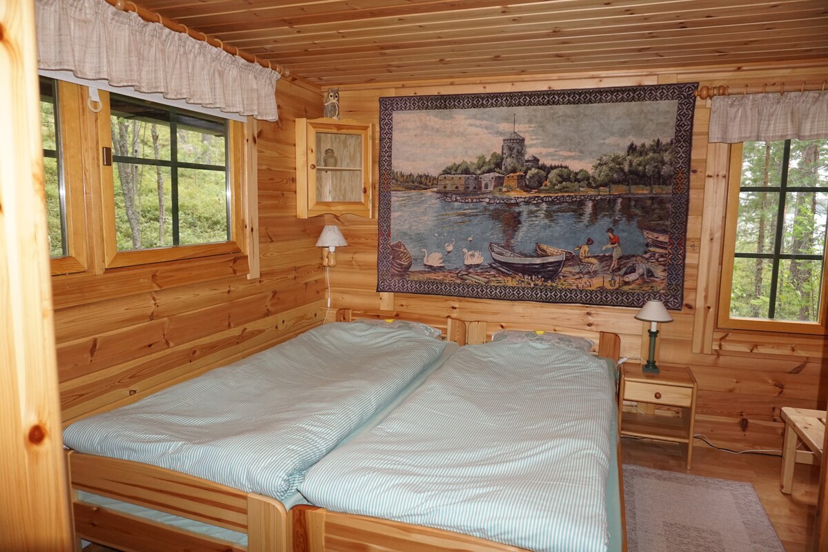 Dormitorio: cama doble o 2 camas de una plaza.