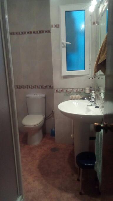 Cuarto de baño con plato de ducha.