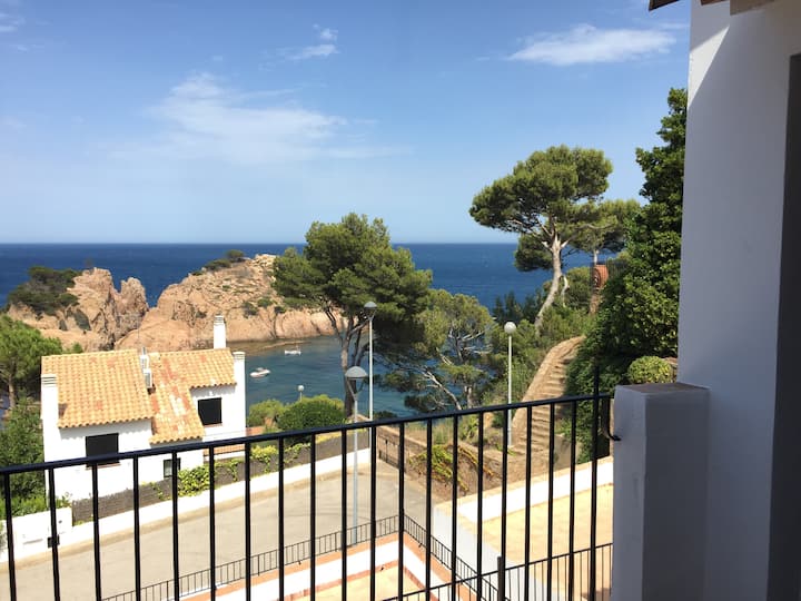 Pogled na spavaću sobu sa bračnim krevet 