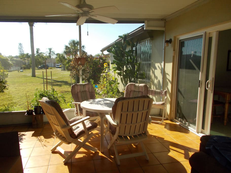 Outdoor dining in the large lanai