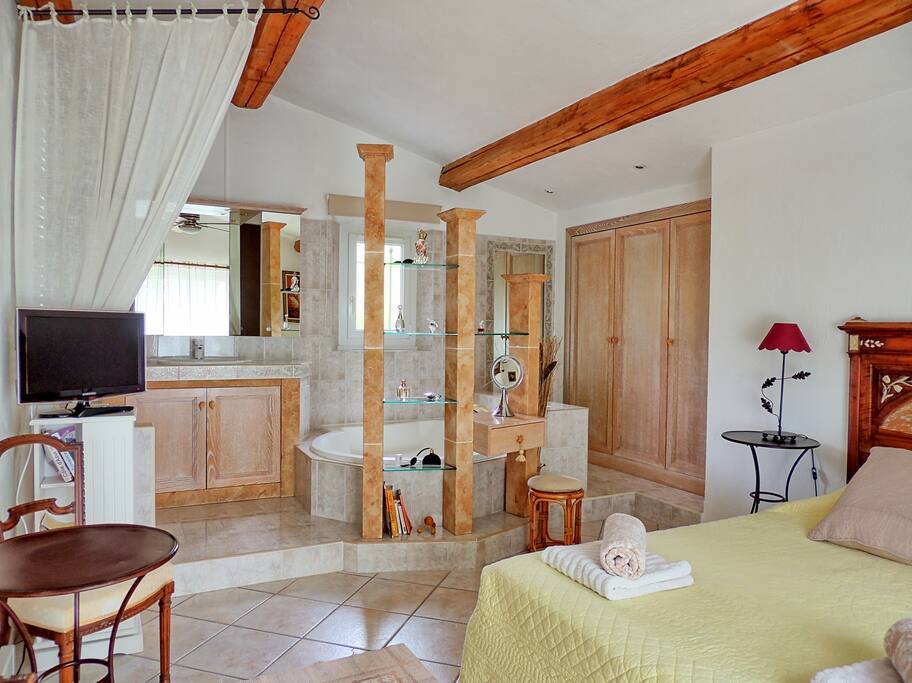 Grande chambre (25 m²) confortable avec sa salle de bains ouverte (douche et baignoire) Toilettes séparées