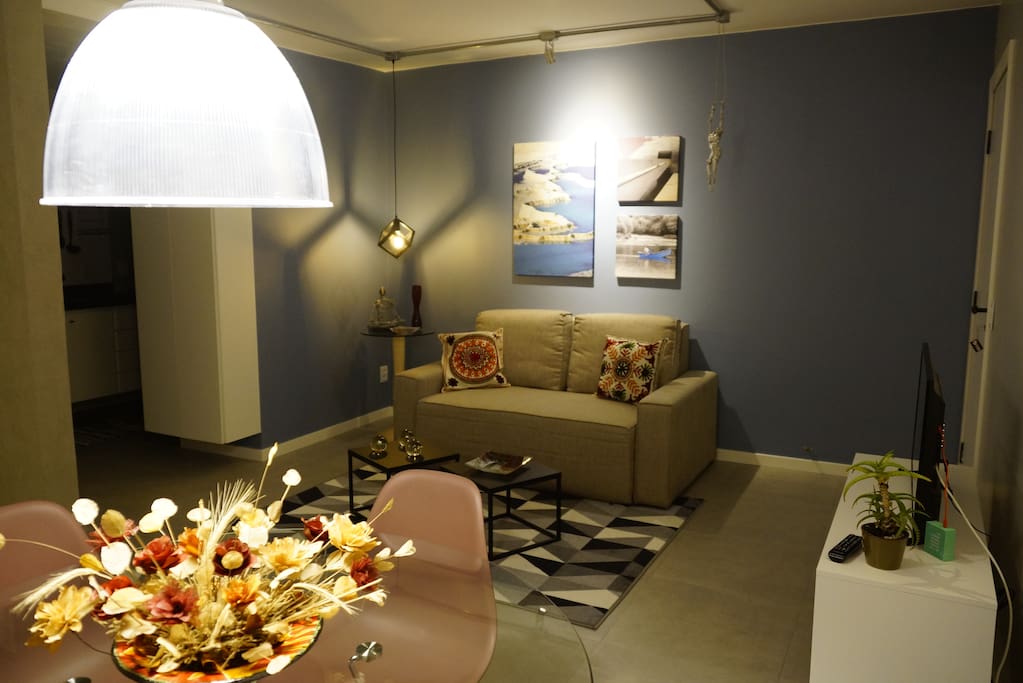Sala de estar e de jantar/Living room and dining area.