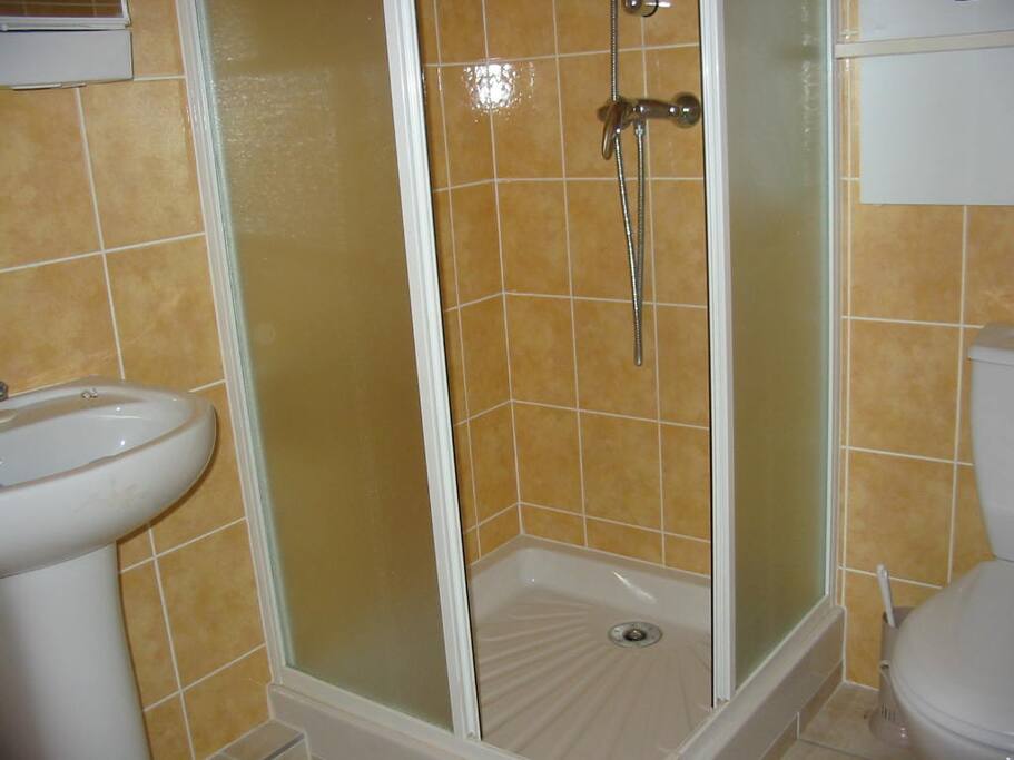 Salle de bain avec lavabo, wc, douche
