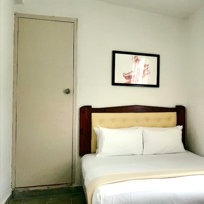 Habitación 3. 1 cama full size con baño compartido, capacidad máxima 2 pax.