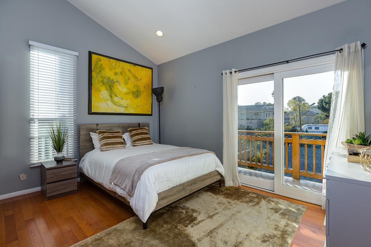 Dhomë gjumi kryesore me ballkon privat dhe vaskë xhakuzi