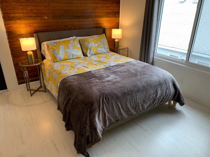 Hlavná spálňa s matracom veľkosti Queen a luxusnými bavlnenými plachtami