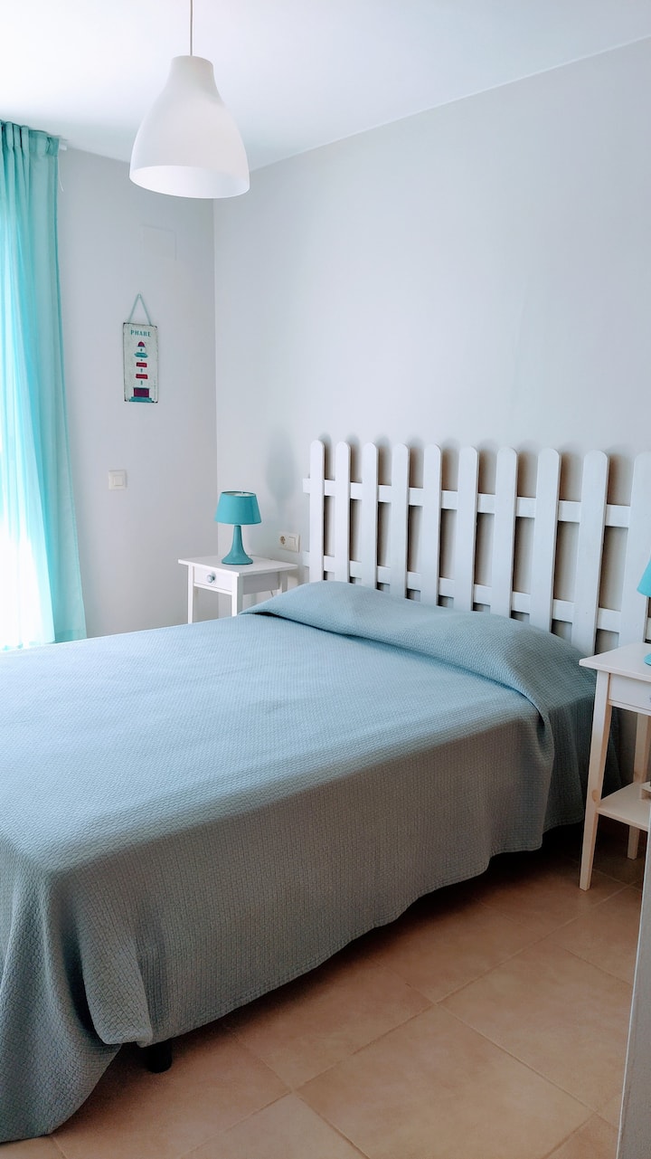 Dhomë dopio në katin përdhes me dalje në një tarracë. Dollap i integruar