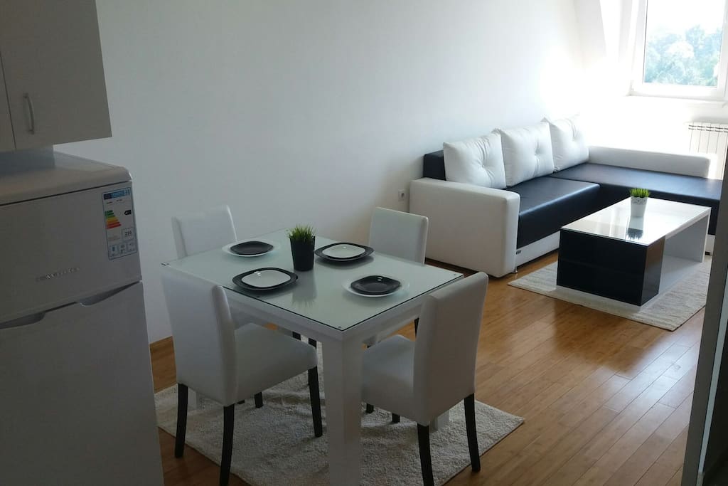 Fully equipped & functional kitchen & dining room space