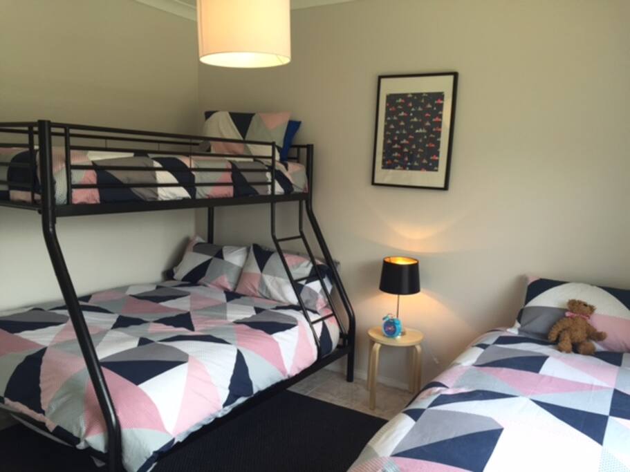 Tribunk and single bed with built in robes
