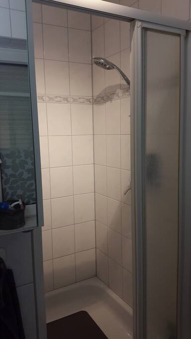 Ihr privates Badezimmer mit großer Dusche