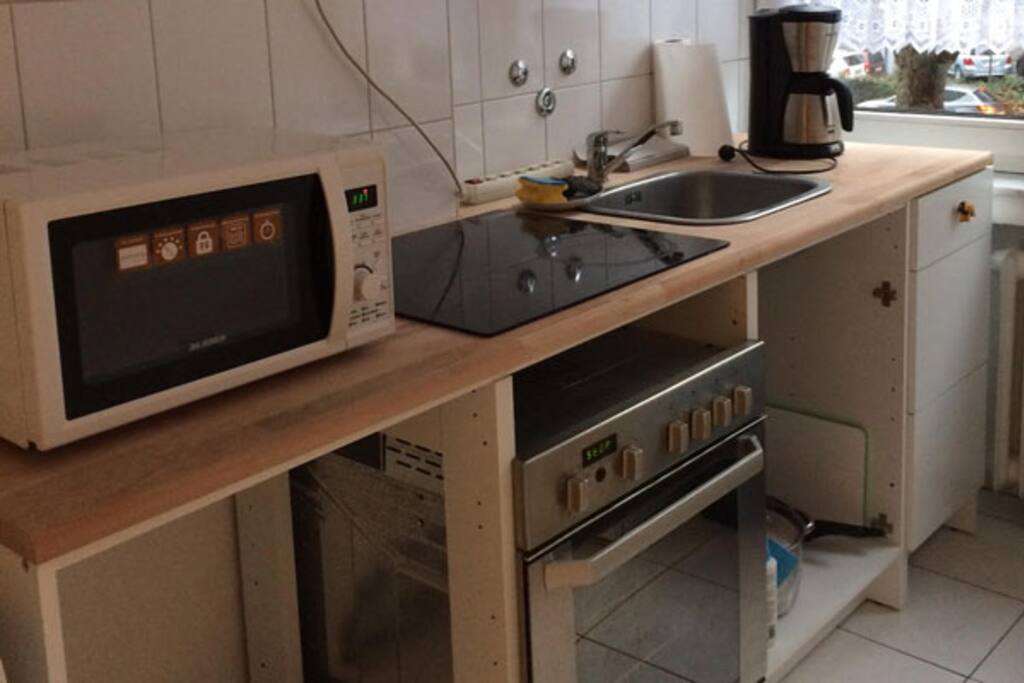 キッチンには電子レンジがあります。