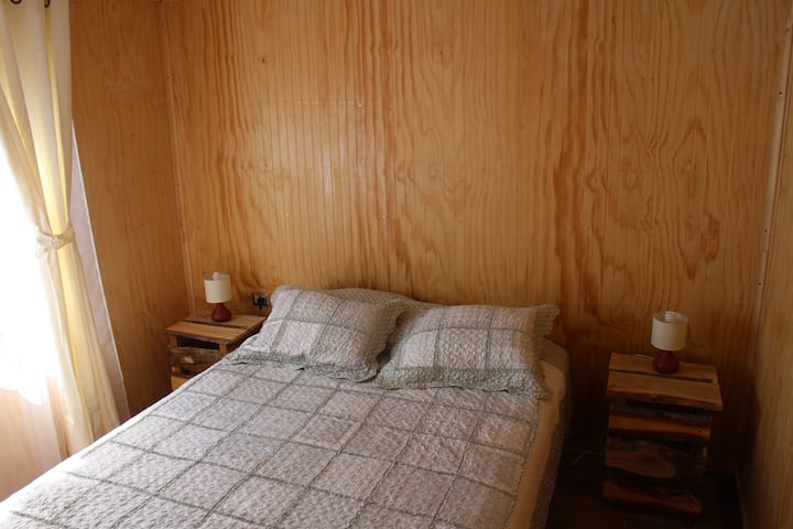 Dormitorio matrimonial con cama Queen