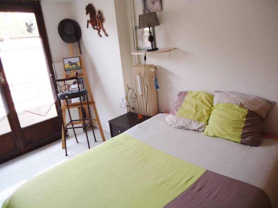 chambre très lumineuse avec placard dressing sur tout un pan de mur.