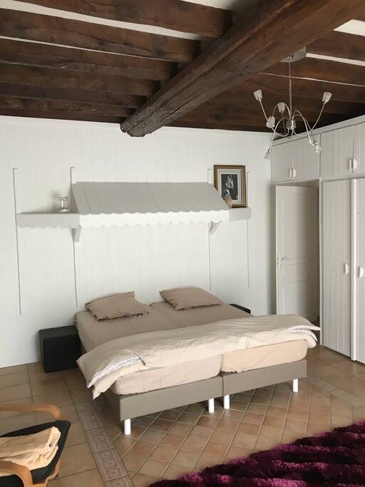 Chambre spacieuse et lumineuse