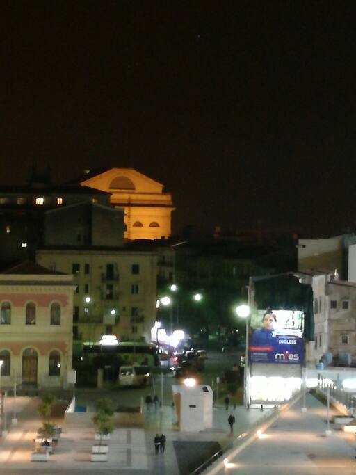Panorama della piazza con vista sul teatro Massimo