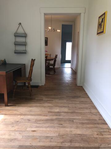 Private bedroom & ensuite bath 10 min to downtown