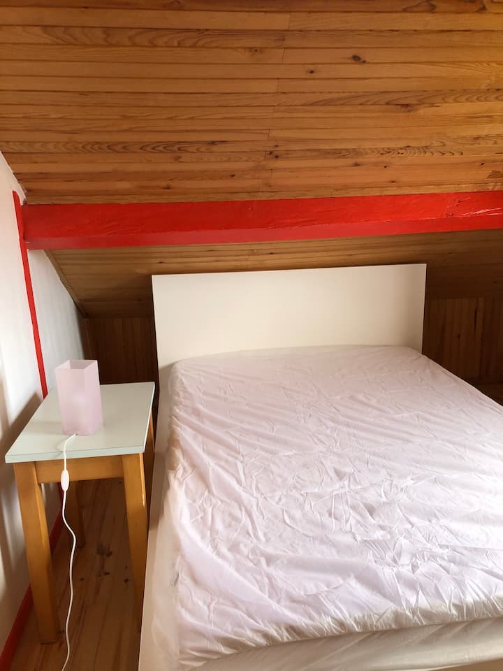 Ch. poschodie s posteľou 140