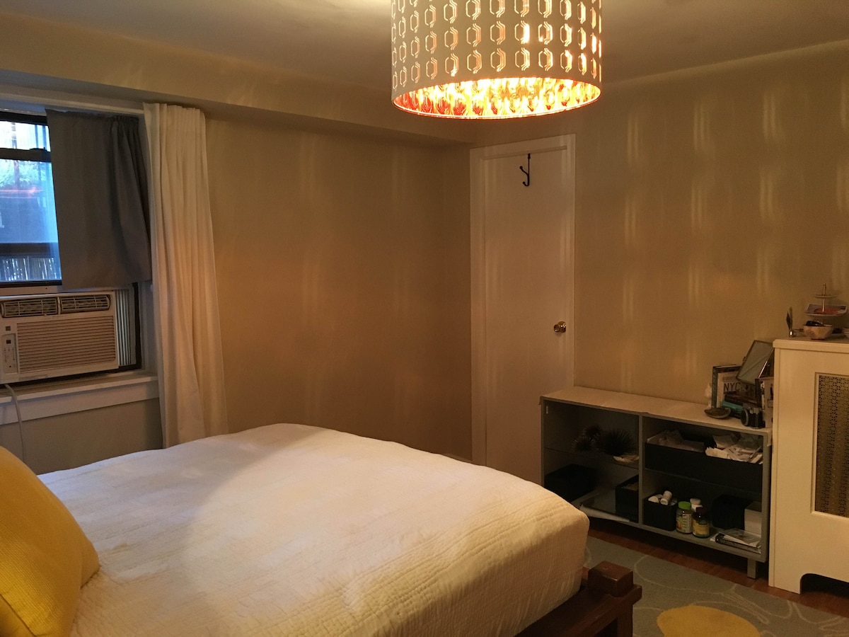 غرفة نوم خاصة وهادئة بسرير كبير وإمكانية وصول خاصة إلى الحمام.