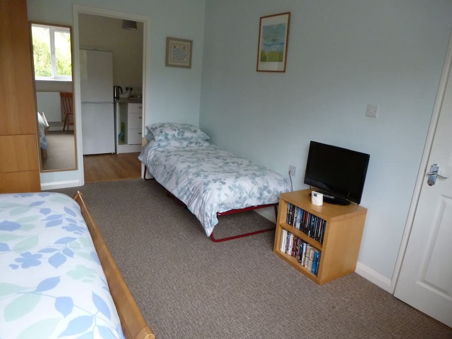 Optional 2' 6" single bed in the main bedroom