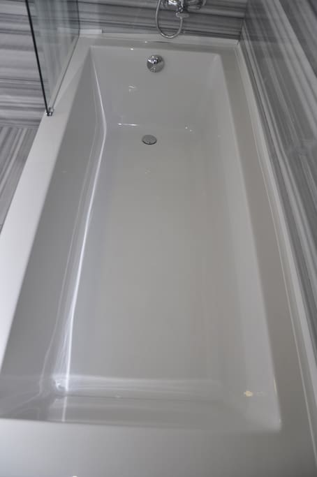 Extra-long tub in all Family rooms